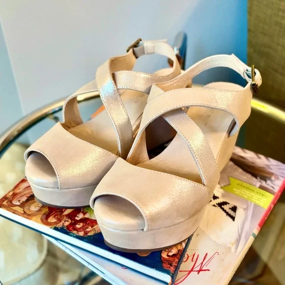 Chocolat Blu Winnie Wedge Sandals in Shimmering Gold, SZ 6/7 LIKE NEW! MSRP $184 - Picture 2 of 9